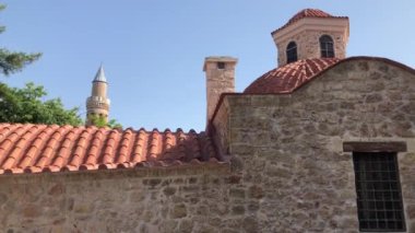 Antalya 'nın Kaleici ilçesindeki Mevlevihane müzesi. Tarihi Osmanlı tarzı taş bina. 4k stok video.