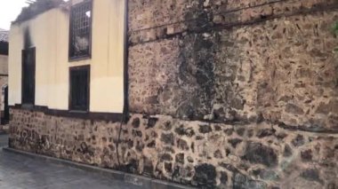 Antalya Kaleici Türkiye 'de meydana gelen yangın kazasının ardından antik 2 katlı tarihi kalıntılar. Kül ve kundaklama yığınlarının 4K stok videosu, çökmüş çatı ve kırık camlar.