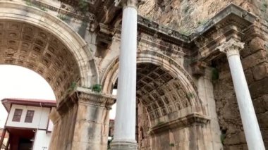 Türkiye 'nin eski Antalya Kaleici kentindeki tarihi Hadrian Kapısı Uckapilar anıtının manzarası. 4k stok video.