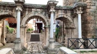 Türkiye 'nin eski Antalya Kaleici kentindeki tarihi Hadrian Kapısı Uckapilar anıtının manzarası. 4k stok video.