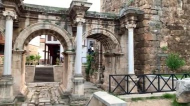 Türkiye 'nin eski Antalya Kaleici kentindeki tarihi Hadrian Kapısı Uckapilar anıtının manzarası. 4k stok video.