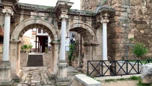 View Historical Ancient Monument Hadrian Gate Uckapilar Old City Antalya — Stock Video