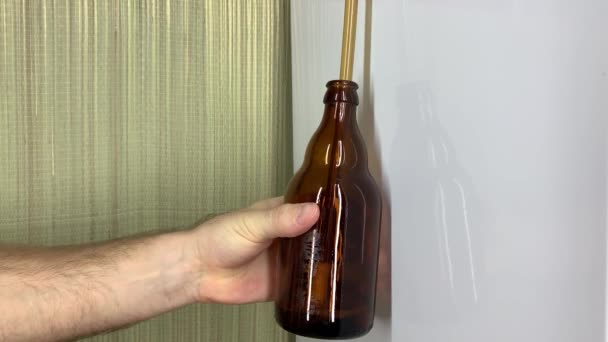 Birreria Artigianale Mano Maschile Riempiendo Bottiglie Birra Vetro Marrone Casa — Video Stock