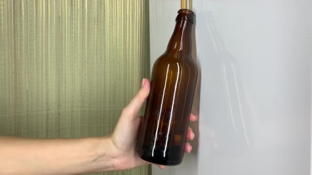 Een Ambachtelijke Bierbrouwerij Vrouwelijke Hand Vullen Bruine Glazen Bierflesjes Thuis — Stockvideo