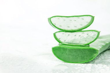 Dilimlenmiş ve taze aloe vera yaprağı beyaz arka planda, Nat