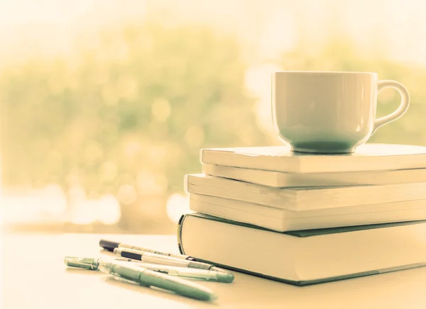 Επιλεκτική εστίαση φλιτζάνι λευκό καφέ και βιβλία στοίβαγμα με swe — Φωτογραφία Αρχείου