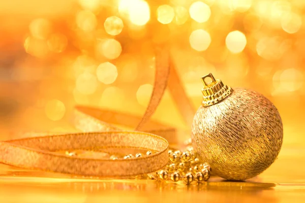 Décorations de boule de Noël doré pour fond de célébration — Photo