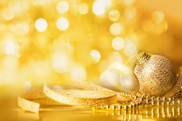 Decoração de bola de Natal dourado para fundo celebração — Fotografia de Stock