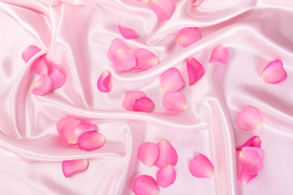 Pétalo de rosas rosadas dulces en tela de seda rosa suave, romance y concepto de tarjeta de amor —  Fotos de Stock