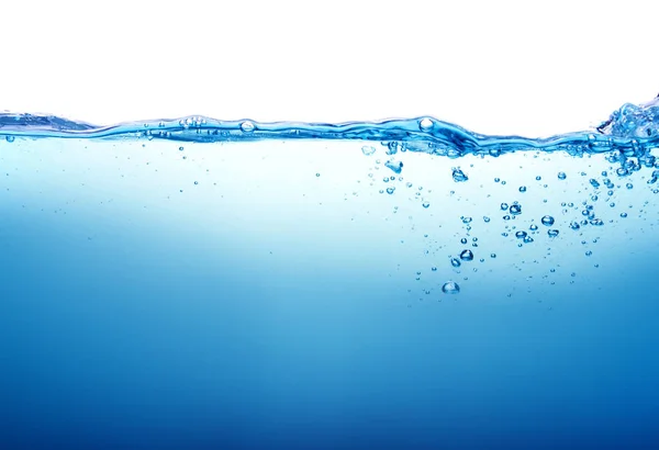 Крупним планом блакитні водяні бризки з бульбашками на білому тлі — стокове фото