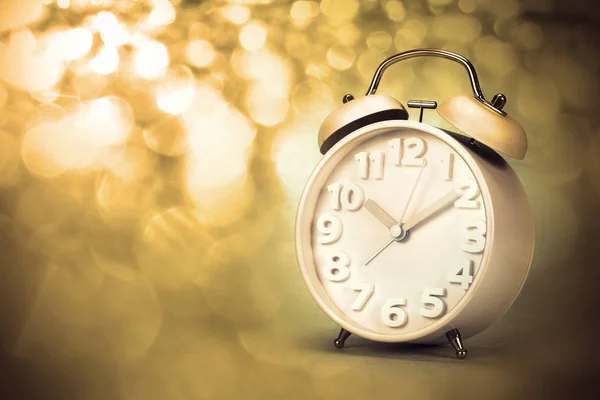 Estilo retro e vintage de relógio de alarme antiquado — Fotografia de Stock