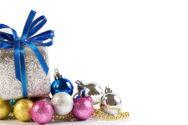 Boules de Noël argent et bleu et cadeaux sur fond blanc — Photo