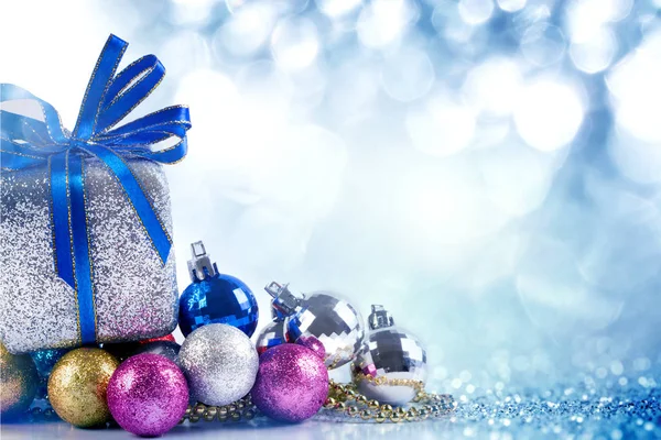 Bolas de Natal prata e azul e presentes na iluminação azul de volta — Fotografia de Stock