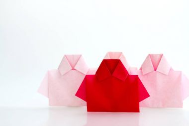 Bir kırmızı beyaz origami gömlek kağıt, benzersiz bireysellik arasında 