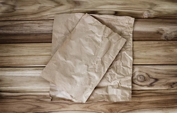Cottura sbriciolata o foglio di carta da forno posto sul tavolo di legno — Foto Stock