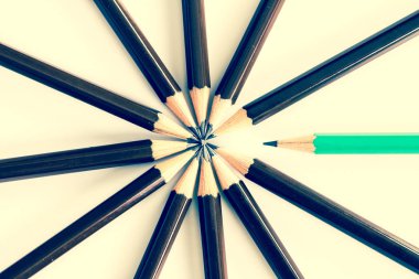 Kahverengi ahşap kalem düzenlemek dairesel farklı biri ile