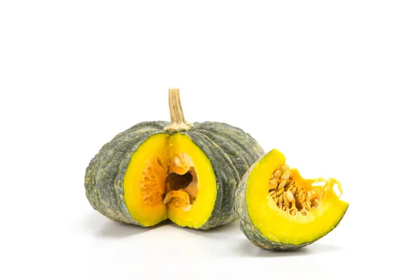 Affettato fresco asiatico zucca su sfondo bianco — Foto Stock