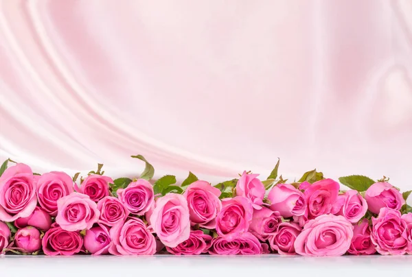 El ramo las rosas dulces rosadas el pétalo sobre la tela suave blanca de seda —  Fotos de Stock