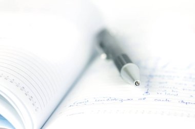 topu kalem açılan çizgili günlüğü kitap tarih seçici odak