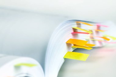 Beyaz işaretli tarafından yapışkan not defterini kapatın