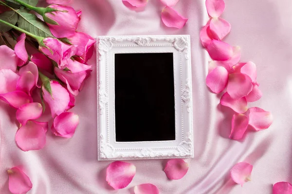 Marco de fotos vacío con un ramo de rosas rosadas dulces pétalo —  Fotos de Stock