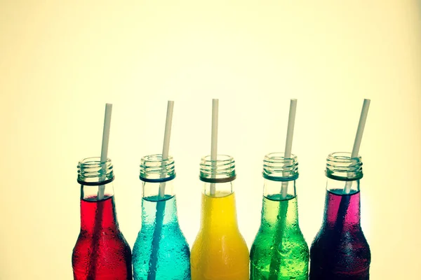 멋진 다채로운 음료를 닫습니다 — 스톡 사진