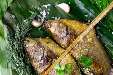 Karanlık taş zemin, sağlıklı lezzetli ızgara taze balık 