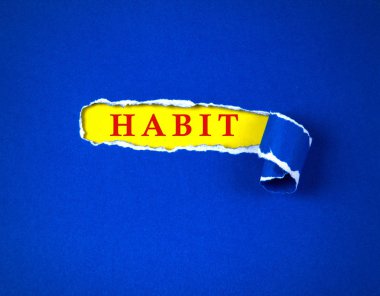 Mavi kağıt ve sarı kağıt arka plan ile metin için yer