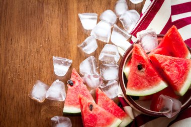 taze dilimlenmiş karpuz meyve buzlu kahverengi ahşap arka