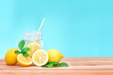  Dilimlenmiş limon suyuyla narenciye limonata 