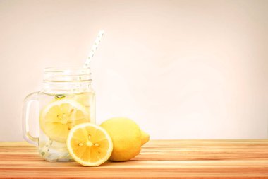  Dilimlenmiş limon suyuyla narenciye limonata