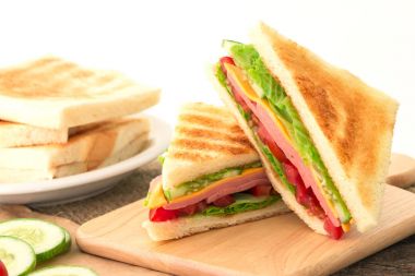 Izgara sandviç ekmeğine pastırma, jambon ve peynir ile dilimlenmiş