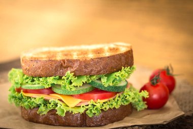 Pastırma, jambon ve peynir ile vegeta sandviç ekmeği ızgara