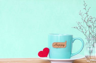 Kahve Kupası Kupa ile kırmızı kalp shapeand mutlu kelime etiket