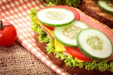 Öğe ızgara sandviç ekmek sosis, jambon ve peynir ile