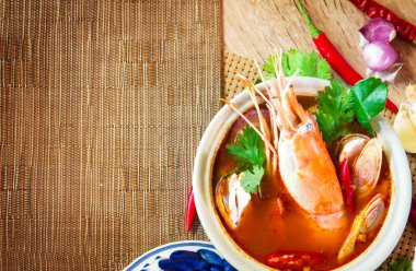 Asya baharatlı çorba kase karides ile kapatmak