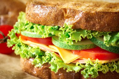 Pastırma, jambon ve peynir ile vegeta sandviç ekmeği ızgara