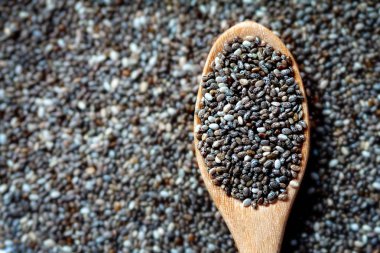 Tahta kaşık chia tohum üzerinde chia tohum kadar kapatın 