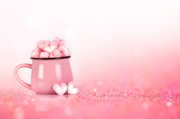 Tvar srdce Marshmallow na růžovém pozadí s láskou koncepcí — Stock fotografie