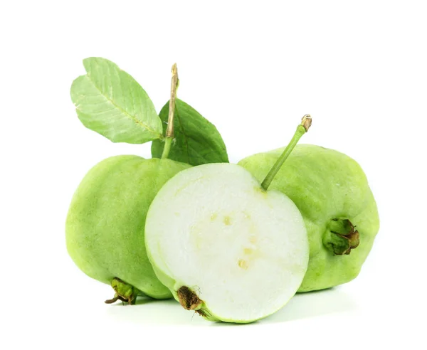 Fruta guayaba verde fresca sobre fondo blanco — Foto de Stock