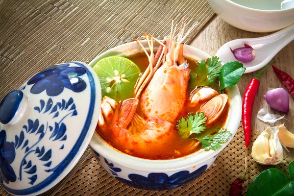 Close up Sopa picante asiática com camarão na tigela — Fotografia de Stock