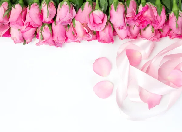 아름 다운 신선한 달콤한 핑크 장미와 빨간 리본 lov의 테두리 — 스톡 사진