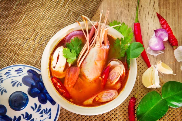 Primer plano Asiático Sopa picante con camarones en un tazón — Foto de Stock