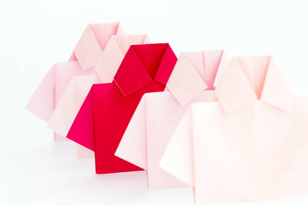 Один красный среди белой бумаги оригами рубашки, уникальная индивидуальность

