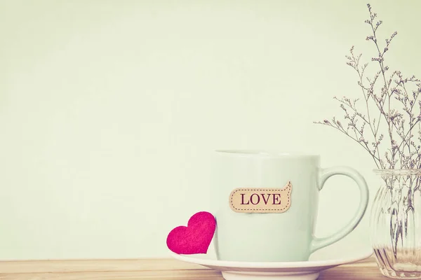 Kaffekopp mugg med rött hjärta shapeand älskar ordet tagg — Stockfoto