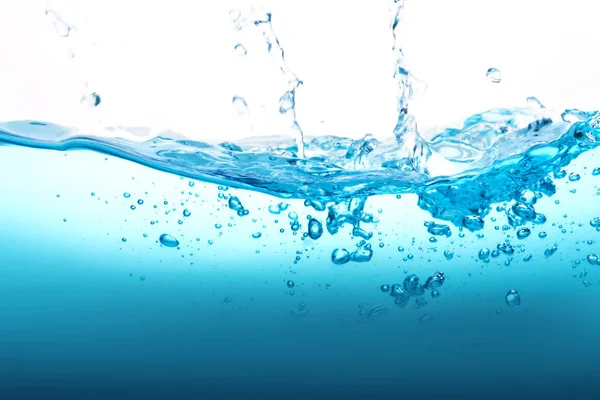 Close-up van blauwe Water splash met bubbels op witte achtergrond — Stockfoto