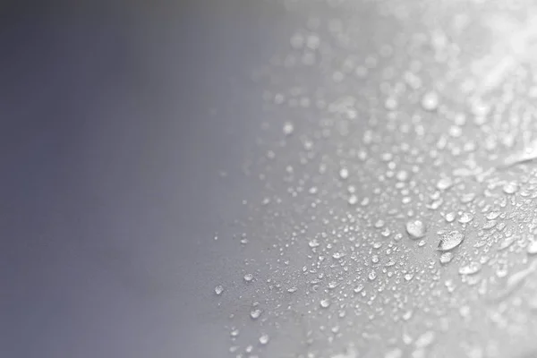Feche as gotas de água da chuva na superfície da esponja cinza como abstrato — Fotografia de Stock