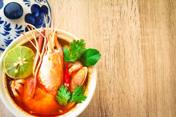Close up Sopa picante asiática com camarão na tigela — Fotografia de Stock