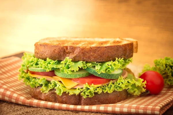 Grillowane kanapki chleba z boczku, szynki i sera — Zdjęcie stockowe