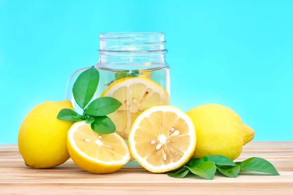 Agua de limonada cítrica con rodajas de limón —  Fotos de Stock